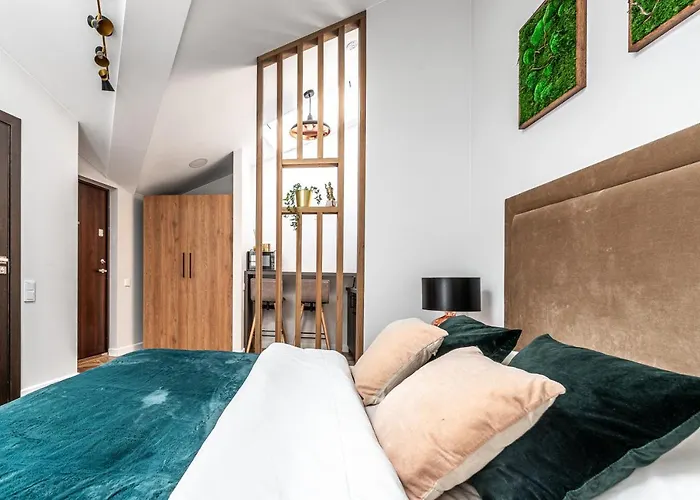 Sun Lighted Cathedral Square Studio Apartment *